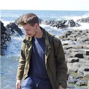 Doy clases dd biologia porque me apasiona y de inglés por que acabo de volver de pasar un año viviendo en Londres